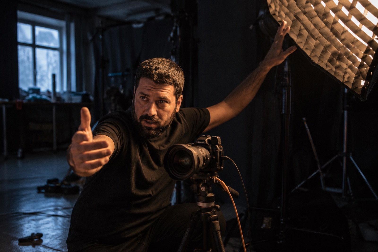 Fotógrafo ajustando un softbox en el plató