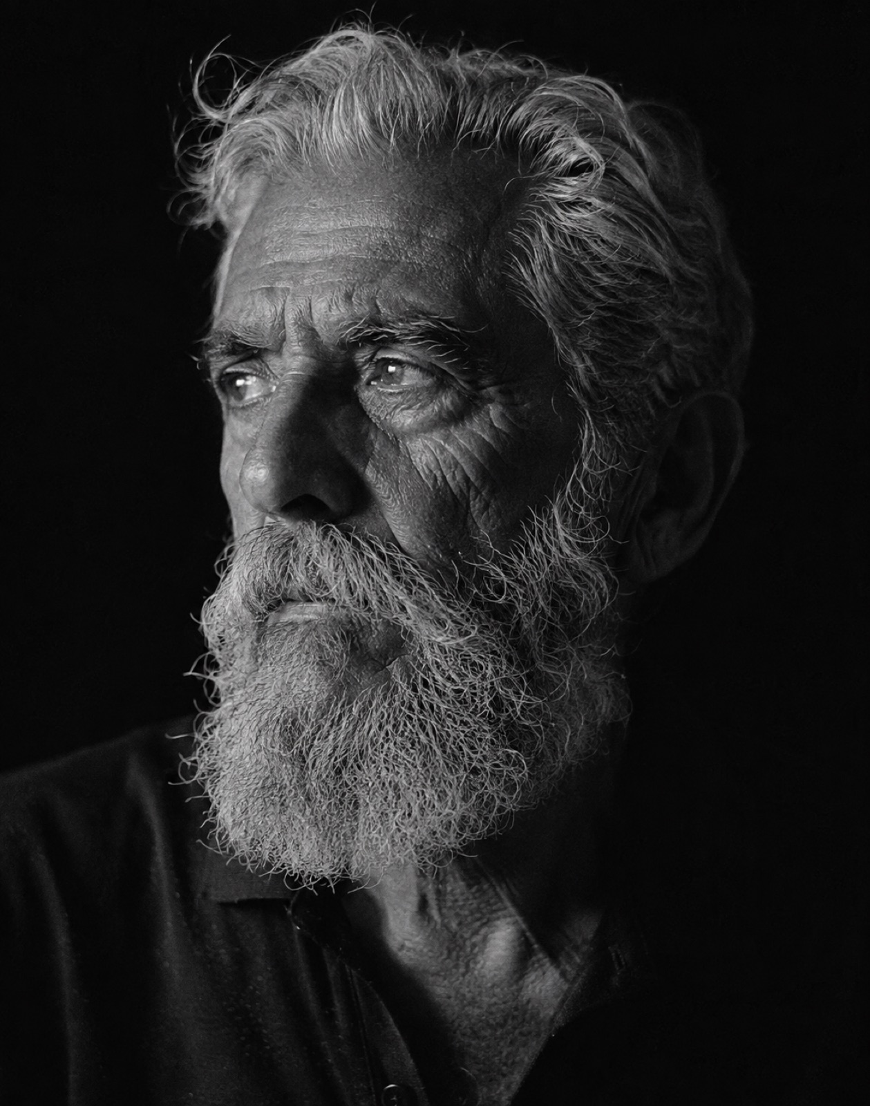 Antonio, 74 — Retrato en blanco y negro, luz dividida